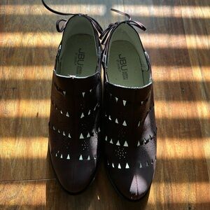 JBU Brown Ankle Booties Women’s Size 9.5 with Stylish Cut-out Design